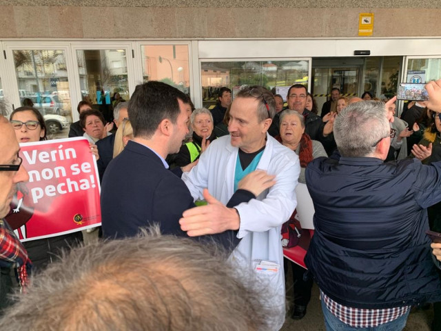 El secretario xeral del PSdeG, Gonzalo Caballero, con los participantes en la protesta del Hospital de Verín