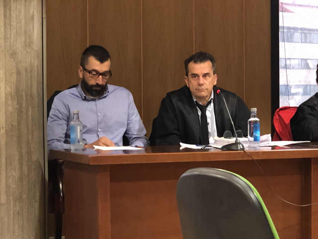 El acusado por el crimen de Ana Enjamio, César A.O., durante la vista celebrada en la sección quinta de la Audiencia Provincial de Pontevedra, junto a su abogado.