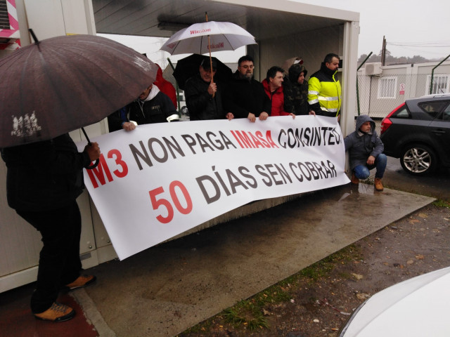 Concentración de trabajadores de una auxiliar de las obras de Endesa