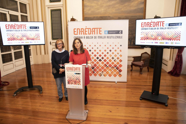 La alcaldesa, Inés Rey, y la concejala de Medio Ambiente, Esther Fontán, presentan la campaña 'Enrédate'