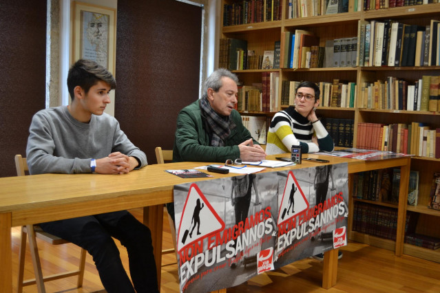 Representantes de la Plataforma Vía Galega en la presentación de la convocatoria de movilizaciones contra la enigración gallega forzada celebrada este martes.