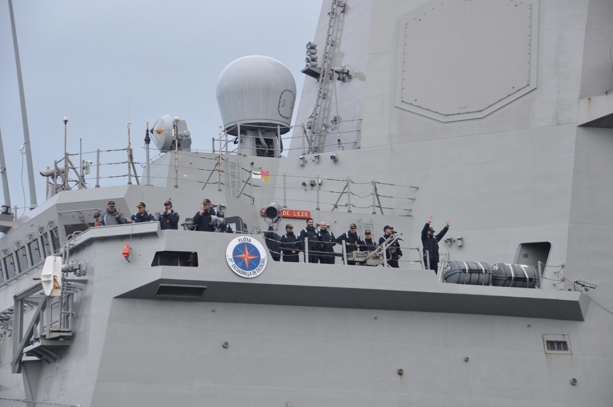 Tripulación de la fragata 'Blas de Lezo' al atracar en el Arsenal Militar de Ferrol, donde tiene la base.