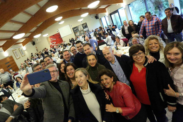 Alfonso Rueda y Ana Pastor con militantes y simpatizantes del PP en una comida.