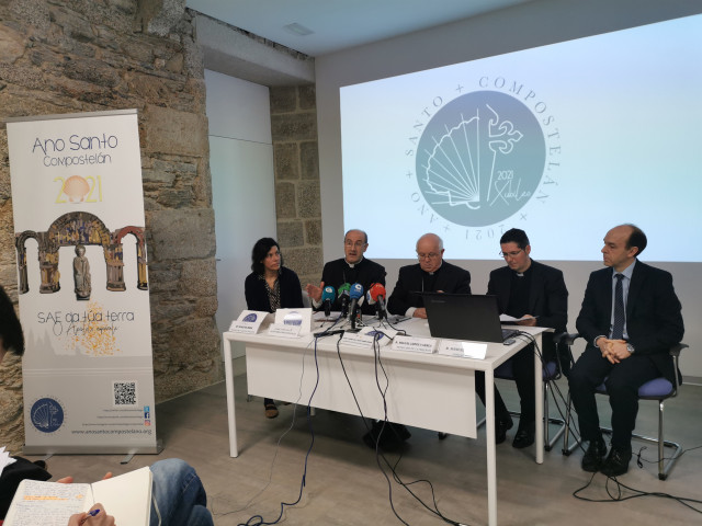 Rueda de prensa para presentar el Año Jubilar Compostelano de 2021 con la participación del arzobispo de Santiago, Julián Barrio.