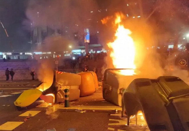 Cargas policiales y quema de contenedores en las inmediaciones del Camp Nou