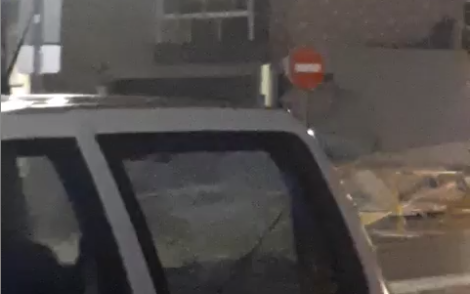(Vídeo) Así cayó una fachada en Cangas por el temporal entre curiosos comentarios