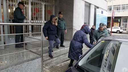 Momento en que el denunciado por la muerte de la perrita (en el centro, con capucha) sale del juzgado de Chantada Fotografu00eda de Carlos Cortu00e9s