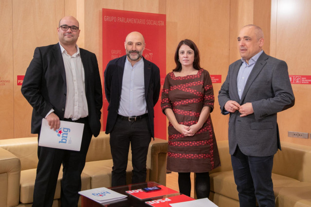 (I-D) El miembro de la Ejecutiva Nacional del BNG, Rubén Cela; el diputado del BNG en el Congreso, Néstor Rego; la portavoz del PSOE en el Congreso, Adriana Lastra; y el secretario general del Grupo Socialista, Rafael Simancas.
