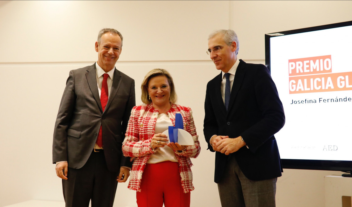 Josefina Fernández, CEO de DomusVi, recibe el premio Galicia Global 2019 de manos de Francisco Conde, conselleiro de Economía de la Xunta de Galicia (derecha), y Manuel Fernández Pellicer, presiden