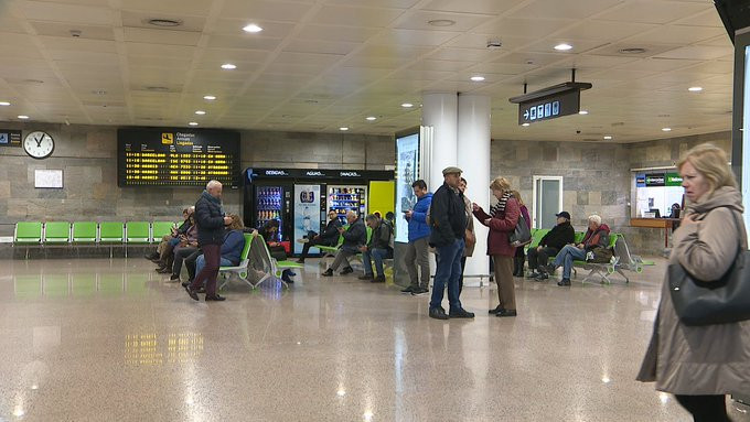La 'lía parda' en el aeropuerto de Alvedro tras olvidarse algo en un avión