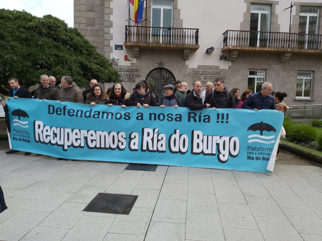 Protesta para reclamar la regeneración de la Ría de O Burgo