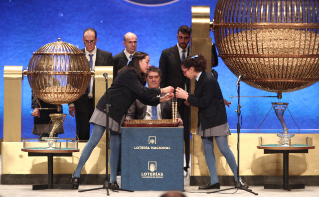 EuropaPress 2561138 Las dos nias de la residencia de San Ildefonso Noura Akrouh  1