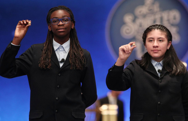 Dos de las niñas de la residencia de San Ildefonso, posan con las bolas correspondientes a uno de los Quintos Premios de la Lotería de Navidad, durante el Sorteo Extraordinario de la Lotería de Navidad 2019.