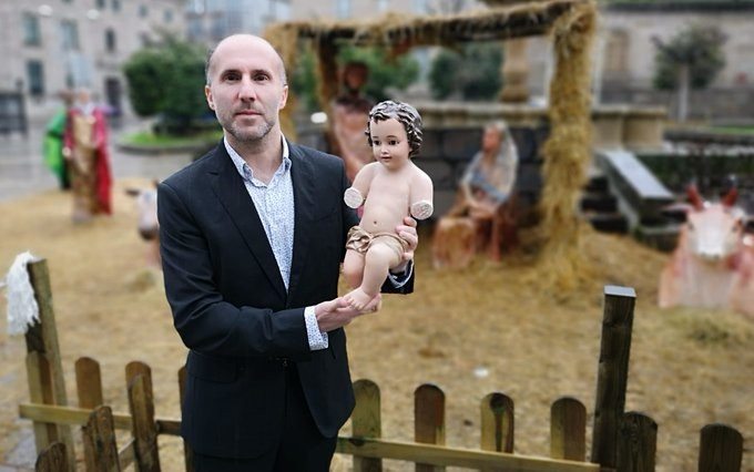 El alcalde de Ourense, Gonzalo Pérez Jácome, posa con la figura del Niño Jesús recuperada en una imagen colgada por Democracia Ourensana en su perfil de Twitter
