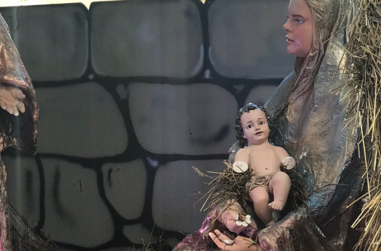 El belén del Niño Jesús con los brazos mutilados en Ourense suscita un aluvión de memes