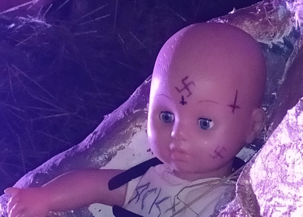 Belén de Ourense: Niño Jesús con una cruz nazi, la figura original de 'marcha' y Jácome dice que 