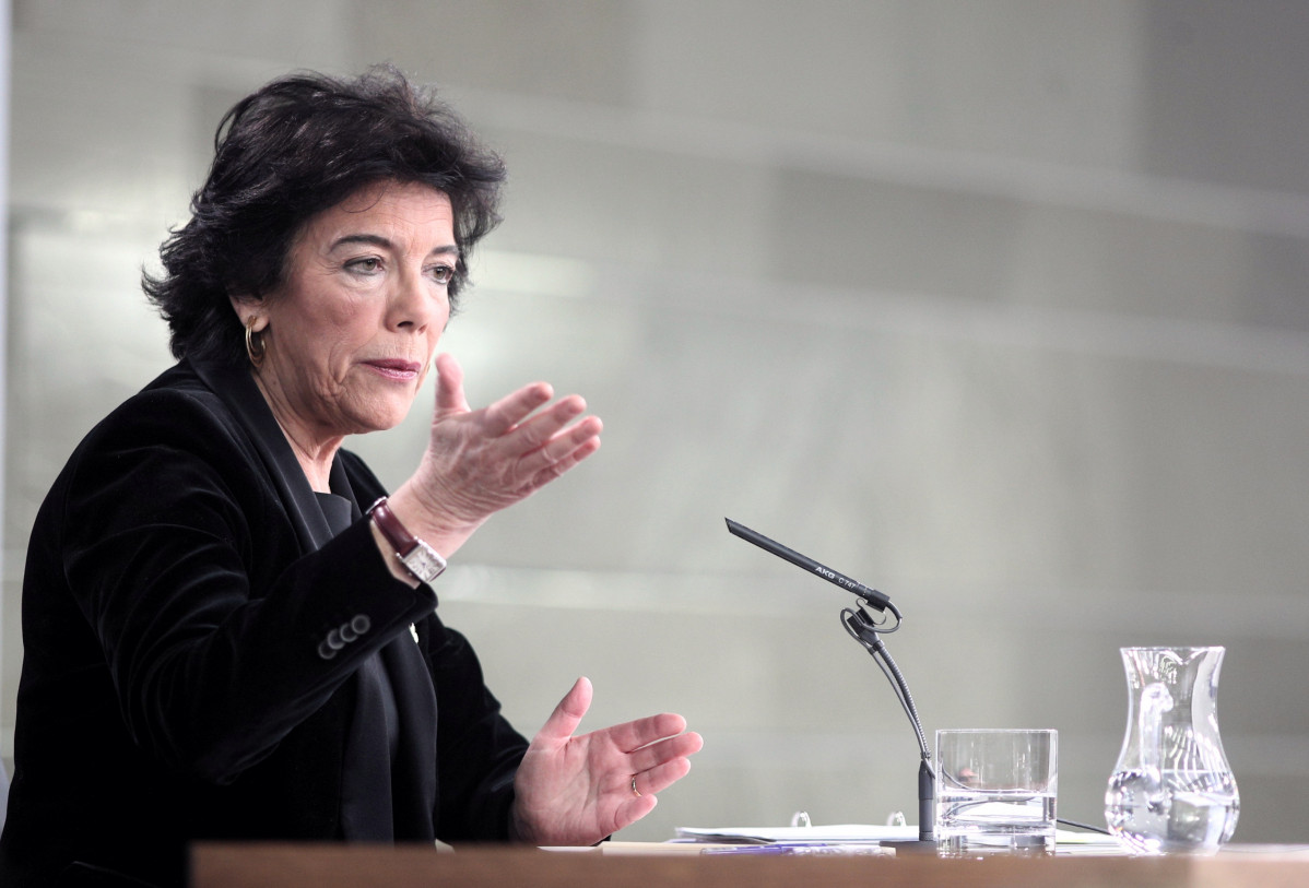 La portavoz y ministra de Educación en funciones, Isabel Celaá, durante la rueda de prensa tras el Consejo de Ministros en La Moncloa, Madrid (España), a 27 de diciembre de 2019.