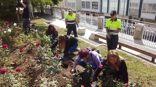 Ferrol recuerda a las víctimas de la violencia de género plantando rosas