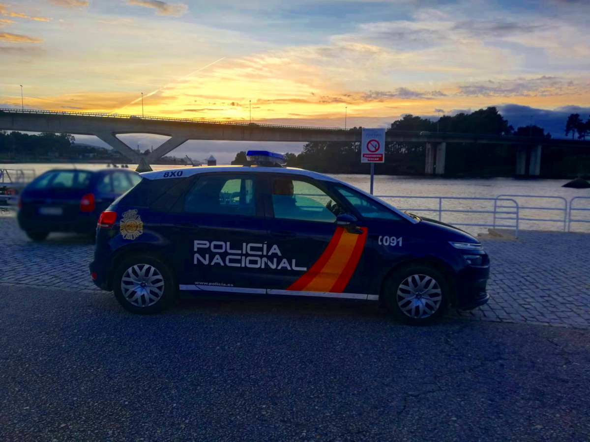 El coche policial zeta en el muelle de Pontevedra donde sucedieron los hechos