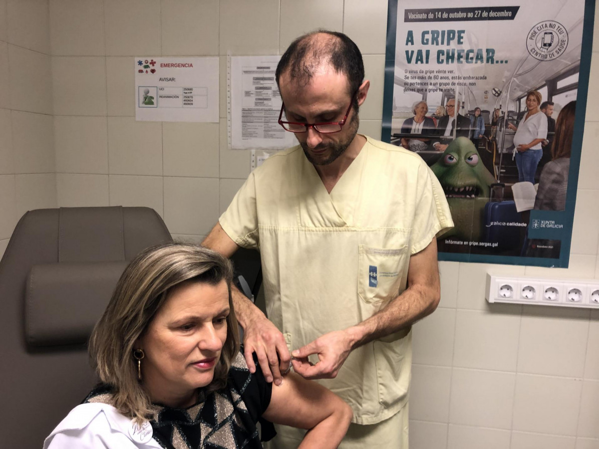 Eloína Núñez, la gerente del Área Sanitaria de Santiago y Barbanza, en la campaña da vacunación contra la gripe.