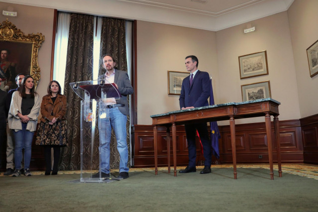 El líder de Podemos, Pablo Iglesias, ofrece una rueda de prensa en el Congreso de los Diputados tras firmar el principio de acuerdo con el presidente del Gobierno en funciones, Pedro Sánchez (d) para compartir un gobierno de coalición tras las elecciones