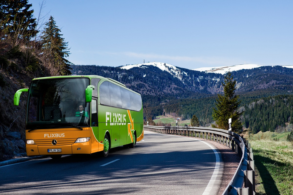 Un autobu00fas de la compau00f1u00eda Flixbus en una imagen promocional
