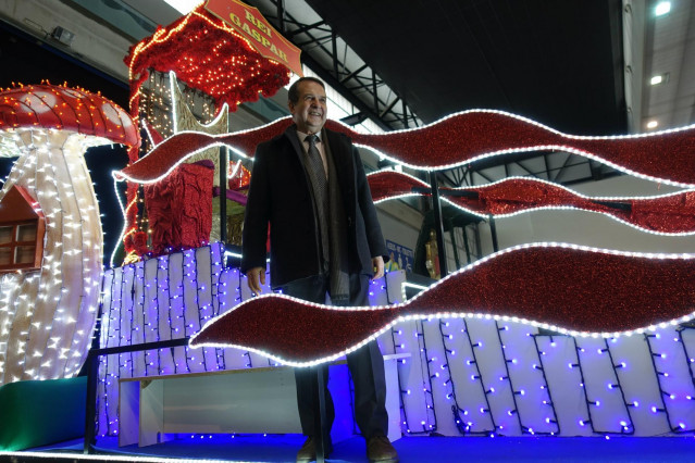 El alcalde de Vigo, Abel Caballero, supervisa el montaje de las carrozas de la Cabalgata de los Reyes Magos de 2020.