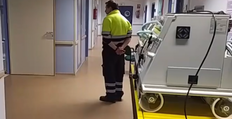 (Vídeo) Sin pediatra y en un paritorio oficialmente cerrado, así nació hoy Larisa en el Hospital de Verín