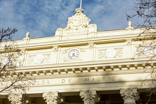 Reloj de la fachada exterior del Palacio de la Bolsa de Madrid, en la Plaza de la Lealtad, nº1 de Madrid (España).