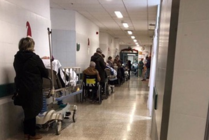 Pacientes en los pasillos de urgencias del CHUS el 2 de enro en una foto remitida por la Asociaciu00f3n de Usuarios