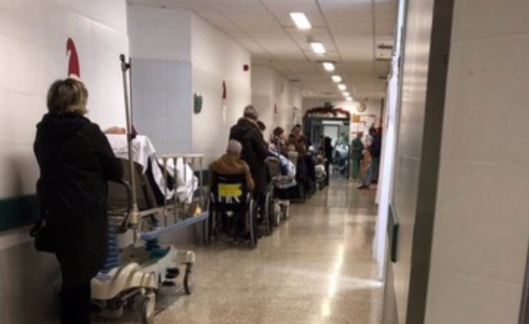 Pacientes se quejan a la Valedora porque el SERGAS acumula enfermos en los pasillos de urgencias