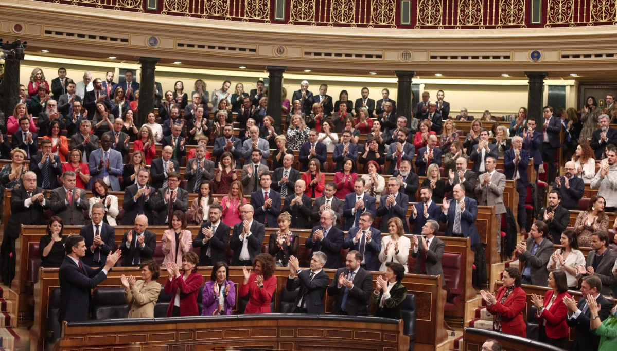 EuropaPress 2577336 La bancada socialista y la de Unidas Podemos se pone en pie y aplaude al presidente del Gobierno en funciones Pedro Su00e1nchez (primera fila 1i) tras su intervenciu00f3n inicial