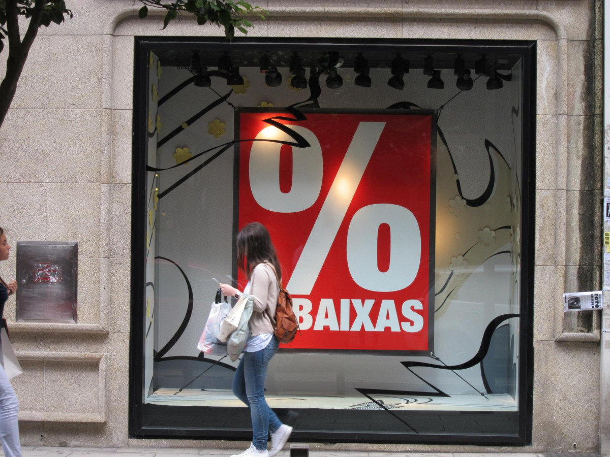 Exterior de un escaparate con rebajas