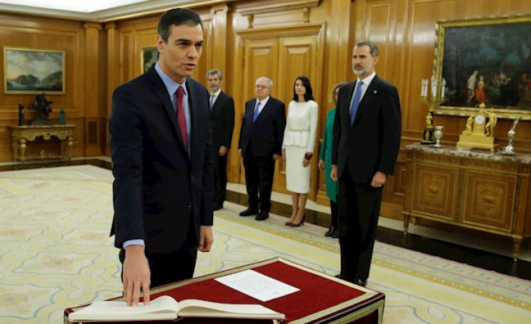 Sánchez, pendiente de desvelar quienes serán sus ministros, jura su cargo ante Felipe VI