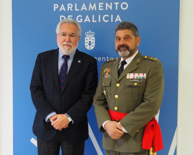 El presidente del Parlamento, Miguel Santalices, y el jefe de la Fuerza Operativa, Francisco Javier Sánchez Fernández.