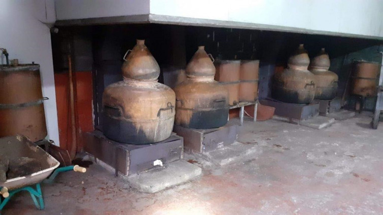 La Guardia Civil descubre una destilería ilegal en Aranga e incauta 177 litros de aguardiente