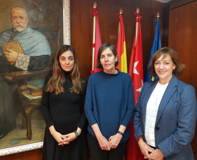 La rectora de la UIMP, Mari Luz Morán, en el centro, con las nuevas directoras de las sedes de Galicia y Sevilla, Obdulia Taboadela y Nieves López