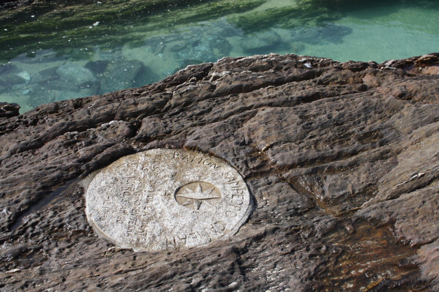 Placa homenaje a Ramón Sampedro en el lugar donde sufrió el accidente
