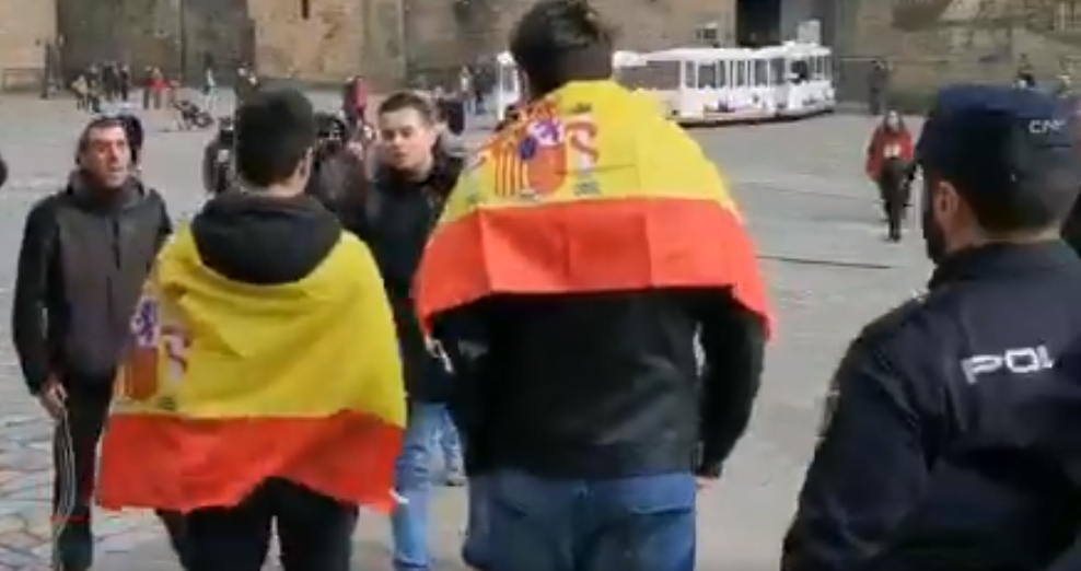 Enfretamientos verbales en la concentraciu00f3n de Vox en Santiago