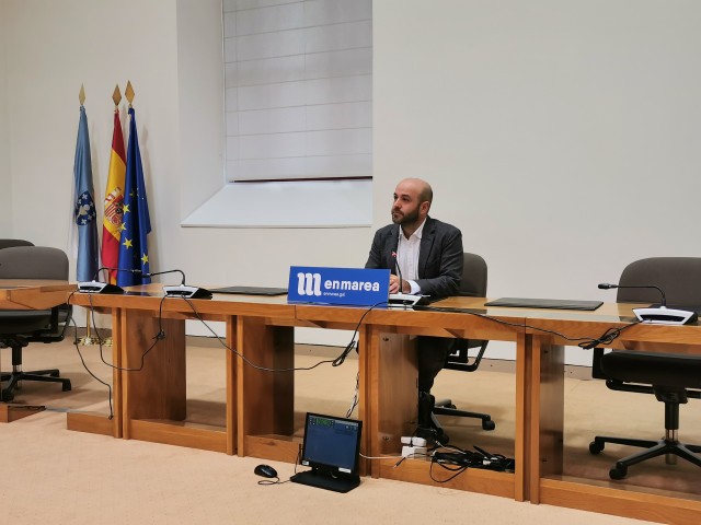 El portavoz de En Marea, Luís Villares, en rueda de prensa en el Parlamento.