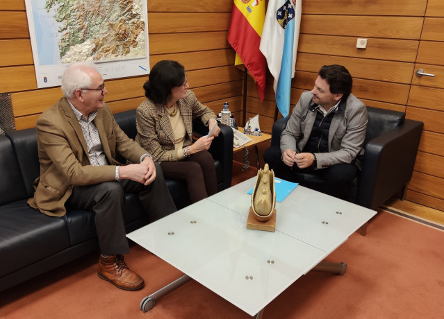 El secretario general de Emigración, Antonio Rodríguez Miranda, mantiene un encuentro con la vocal de relaciones institucionales de la Casa de Galicia en Córdoba, Maribel García Cano.