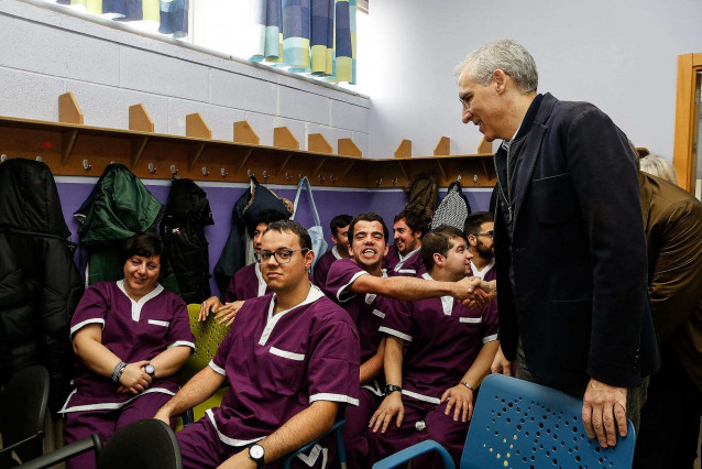 El conselleiro de Economía, Emprego e Industria, Francisco Conde, visita las instalaciones de la Asociación de Padres de Discapacitados Psíquicos de Bergantiños (Aspaber), en Carballo (A Coruña).