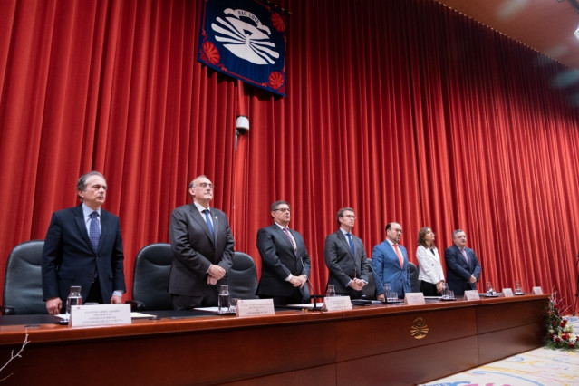 El rector de la Universidade da Coruña (UDC), Julio Abalde, toma posesión de su cargo en un acto con la presencia del presidente de la Xunta, Alberto Núñez Feijóo