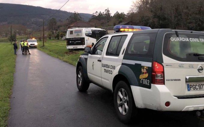 El autobu00fas atrancado en un finca en una imagen difundida por la Guardia Civil