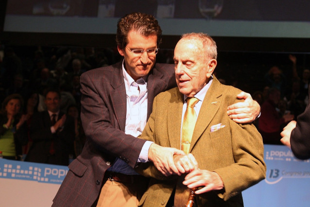 Imagen del líder del PPdeG, Alberto Núñez Feijóo, con Manuel Fraga difundida por el PP gallego a través de Twitter