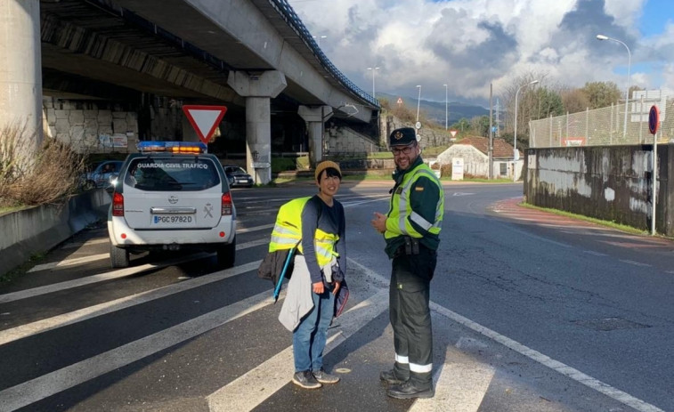 Peregrina japonesa se echa a andar por una autovía hasta que la Guardia Civil la devuelve al Camino de Santiago