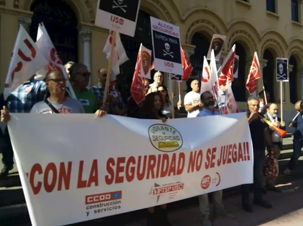 Una pasada protesta sindical contra Alcor en frente del Parlamento de Asturias que retiró las concesiones en centros de menores