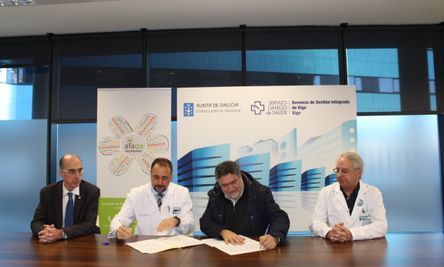 El acuerdo fue firmado por el gerente del área sanitaria y el presidente de Afaga Alzheimer
