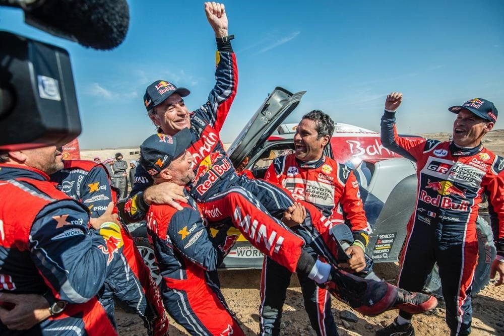 Sainz celebra su tercer triunfo en el Dakar