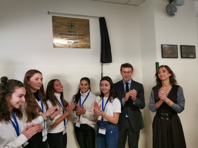El presidente de la Xunta, Alberto Núñez Feijóo, y la conselleira de Educación, Universidade e Formación Profesional, Carmen Pomar, en la celebración del 175º aniversario del IES Arzebispo Xelmírez I de Santiago.